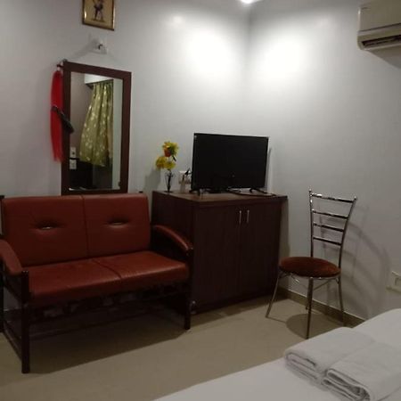 Hotel Rajdhani Hālol Buitenkant foto