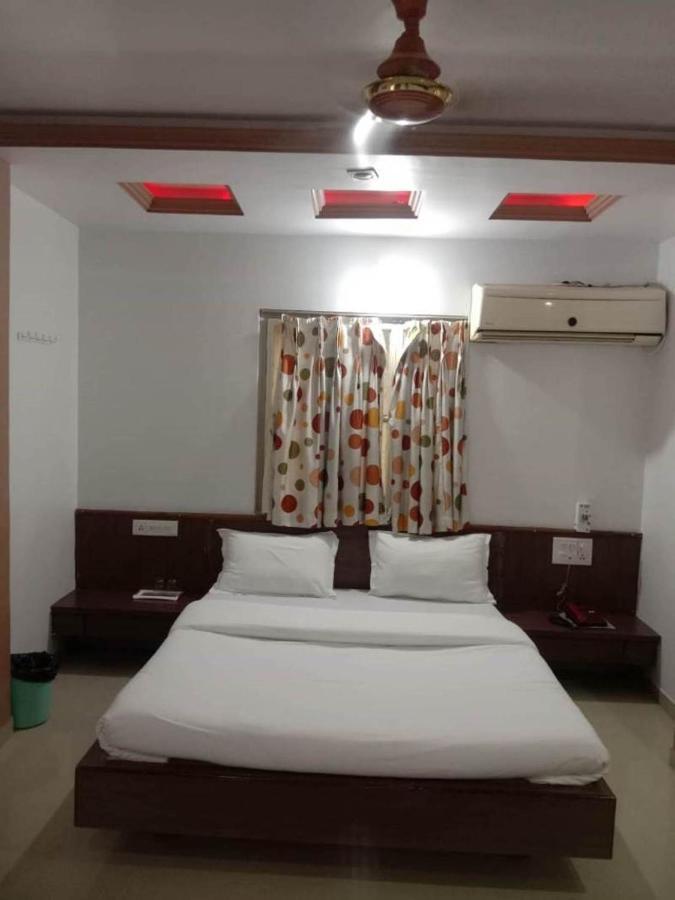 Hotel Rajdhani Hālol Buitenkant foto