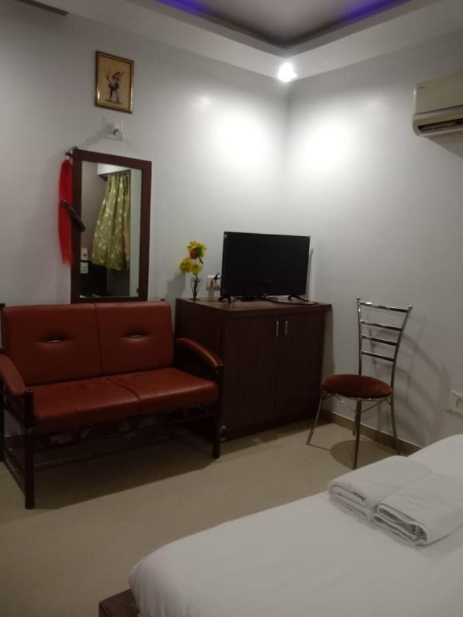 Hotel Rajdhani Hālol Buitenkant foto